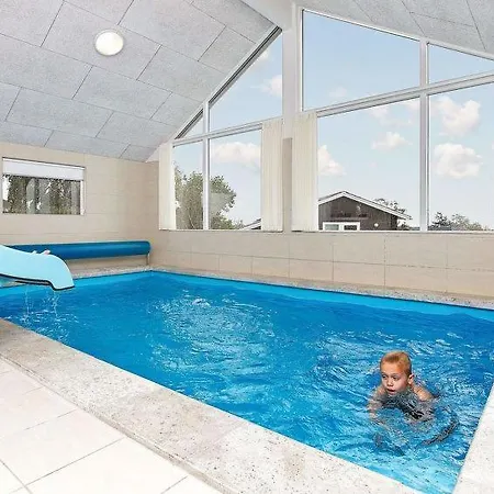 Sleeps 14 Pool Wifi Holiday home *