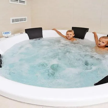 Sleeps 14 Pool Wifi Holiday home