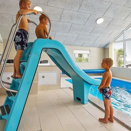 Sleeps 14 Pool Wifi Holiday home *